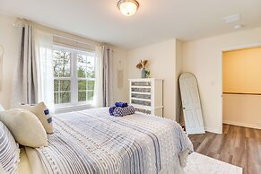 5 Mi to Lake: Modern Tobyhanna Retreat!