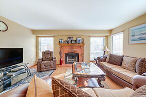 Hanover Park Townhome w/ Grill: 36 Mi to Chicago!