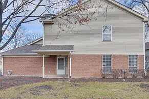 Hanover Park Townhome w/ Grill: 36 Mi to Chicago!