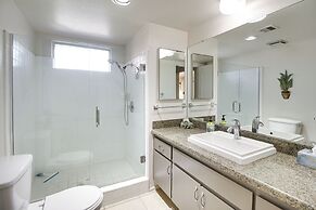 Pet-friendly Palm Desert Gem on Golf Course!