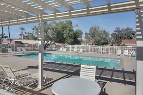 Pet-friendly Palm Desert Gem on Golf Course!