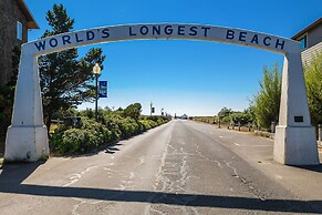 Sweet Seaview Home: Near Beach & Trailhead!