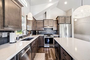 Sweet Seaview Home: Near Beach & Trailhead!