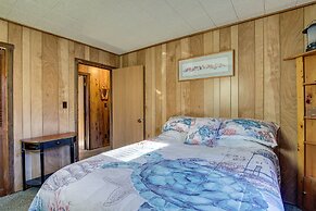 Cozy Markesan Cabin ~ 2 Mi to Green Lake Access!