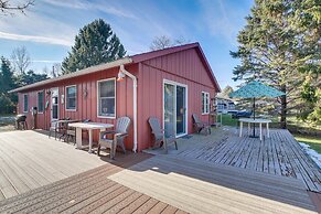 Cozy Markesan Cabin ~ 2 Mi to Green Lake Access!