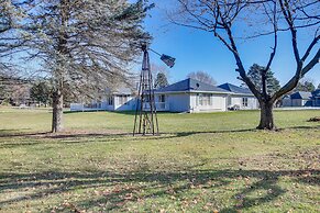 Cozy Markesan Cabin ~ 2 Mi to Green Lake Access!