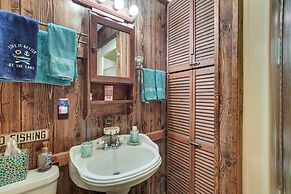 Cozy Markesan Cabin ~ 2 Mi to Green Lake Access!