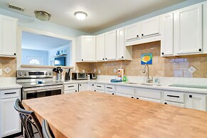 Lovely St Pete Beach Cottage, Walk to Beach & Town