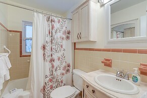 Lovely St Pete Beach Cottage, Walk to Beach & Town