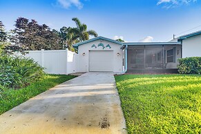 Lovely St Pete Beach Cottage, Walk to Beach & Town