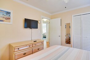 Lovely St Pete Beach Cottage, Walk to Beach & Town