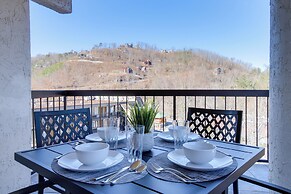 Gatlinburg Condo w/ Smoky Mtn Views: Walk to Dwtn!