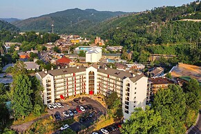 Gatlinburg Condo w/ Smoky Mtn Views: Walk to Dwtn!