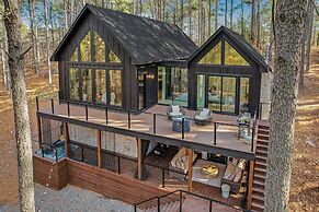 Luxury Broken Bow Cabin w/ Hot Tub on 3 Acres!