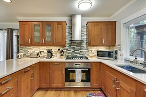 Lake Oswego Home w/ Deck 9 Mi to Downtown Portland