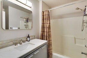 Lake Oswego Home w/ Deck 9 Mi to Downtown Portland