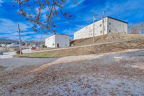 Inviting Cabin ~ 11 Mi to Silverdollar City
