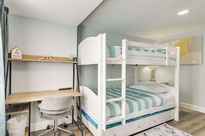 Galveston Getaway w/ Shared Yard, Walk to Seawall!