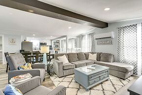 Galveston Getaway w/ Shared Yard, Walk to Seawall!