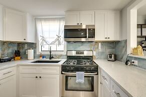 Galveston Getaway w/ Shared Yard, Walk to Seawall!