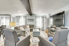 Galveston Getaway w/ Shared Yard, Walk to Seawall!