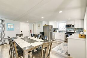 Galveston Getaway w/ Shared Yard, Walk to Seawall!