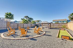Galveston Getaway w/ Shared Yard, Walk to Seawall!