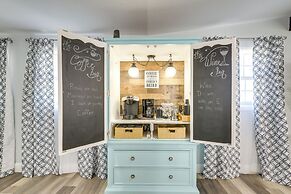 Galveston Getaway w/ Shared Yard, Walk to Seawall!