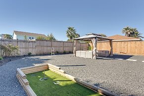 Galveston Getaway w/ Shared Yard, Walk to Seawall!