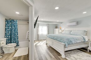 Galveston Getaway w/ Shared Yard, Walk to Seawall!