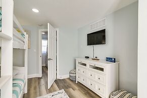 Galveston Getaway w/ Shared Yard, Walk to Seawall!