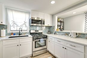 Galveston Getaway w/ Shared Yard, Walk to Seawall!