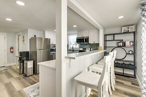 Galveston Getaway w/ Shared Yard, Walk to Seawall!