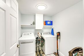 Galveston Getaway w/ Shared Yard, Walk to Seawall!