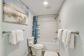 Galveston Getaway w/ Shared Yard, Walk to Seawall!