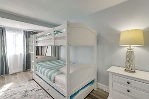 Galveston Getaway w/ Shared Yard, Walk to Seawall!