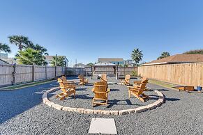 Galveston Getaway w/ Shared Yard, Walk to Seawall!