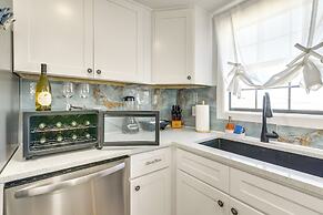 Galveston Getaway w/ Shared Yard, Walk to Seawall!