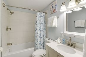 Galveston Getaway w/ Shared Yard, Walk to Seawall!