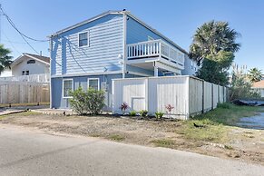 Galveston Getaway w/ Shared Yard, Walk to Seawall!