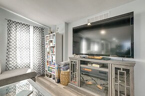 Galveston Getaway w/ Shared Yard, Walk to Seawall!