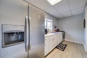 5 Mi to Dtwn: Pittsburgh Apt w/ Balcony