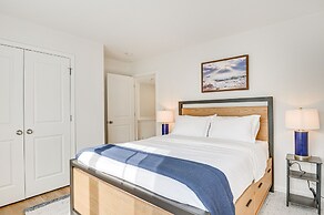 Charming Charlotte Townhome: 6 Mi to Downtown!