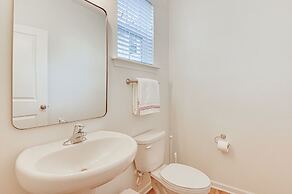 Charming Charlotte Townhome: 6 Mi to Downtown!