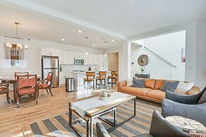 Charming Charlotte Townhome: 6 Mi to Downtown!