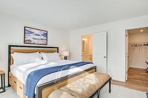 Charming Charlotte Townhome: 6 Mi to Downtown!