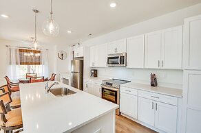 Charming Charlotte Townhome: 6 Mi to Downtown!