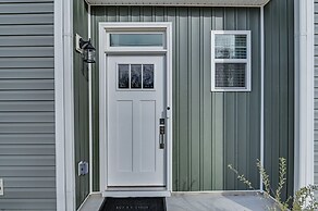 Charming Charlotte Townhome: 6 Mi to Downtown!