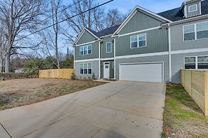 Charming Charlotte Townhome: 6 Mi to Downtown!