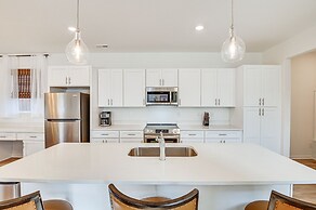 Charming Charlotte Townhome: 6 Mi to Downtown!